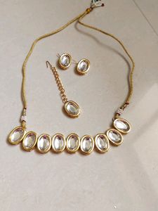 Sleek kundan necklace set