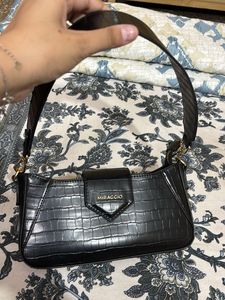 Chic Black Croc-Embossed Shoulder Bag