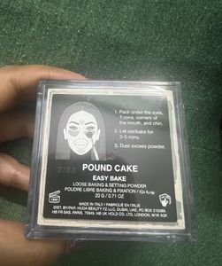 HUDA BEAUTY Easy Bake Loose Baking &amp; Setting Powde