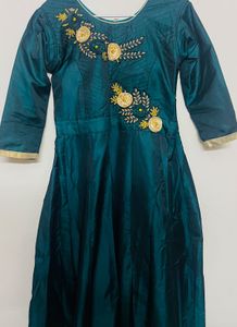 Elegant Green Embroidered Kurta 🌈