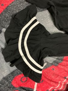 Pretty Black Top ( Size M)