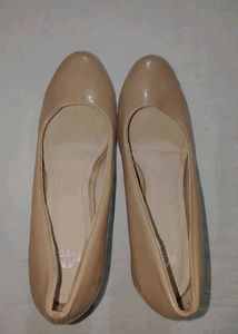 Classic Beige Patent pumps