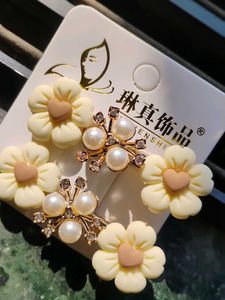 Cute Flower &amp; Pearl Hair Clips