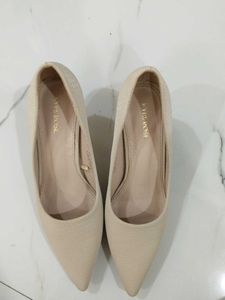 BRAND NEW Nude Pumps