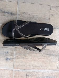 Leeberty Grey Thong Sandals