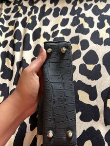Chic Black Croc-Embossed Handbag