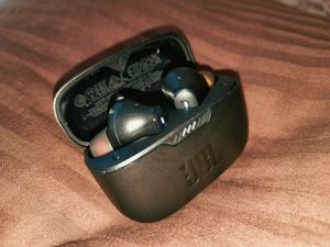 JBL Cool Earbuds.... In Good Condition And Like New... Only 5 Months Old ..