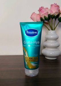 Vaseline Gluta-Hya Smoothing Perfector