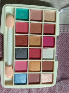 NS beauty 18 colour shimmer eyeshadow kit