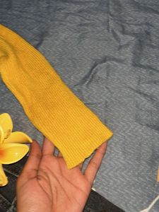 Chic Yellow Ruched V-Neck Long Sleeve Top