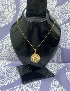 Elegant Gold Necklace and Earrings Set