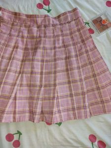 cute pink plaid pleated skirt!