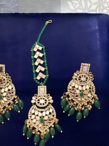 Stunning Emerald &amp; Gold Maang Tikka Set