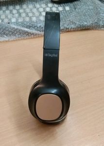Digitek Brand  cancellation headphones item is very good in condition only defects is in buds that too peeling off leather you see it in 2nd picture.