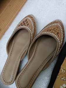 Pearl Embellished Juttis