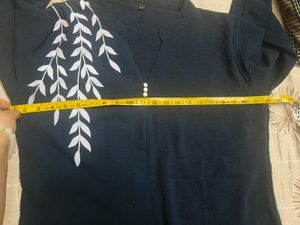 Beautiful Blue leaf print top in xl/XXL size