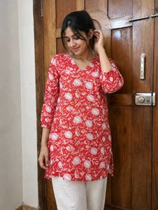 Red Floral Print V-Neck Kurta