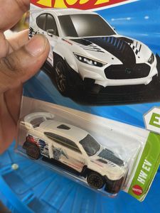 Hot Wheels Ford Mustang Mach-E 1400