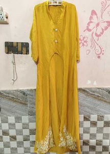 Elegant White Kurta with Floral Embroidery