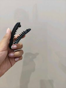 A set of 4 hair accessories