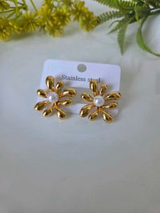 Elegant Gold Flower Pearl Earrings