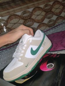 Nike Dunk Low SB Sneakers