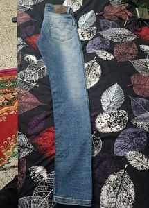 Brand new jeans worn 2 3 times no flaws