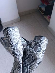 Stylish Snake Print Boots