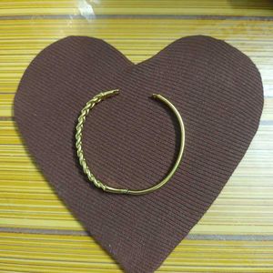Elegant Gold Bracelet with Gems