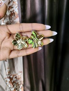 Chic Golden Flower Stud Earrings