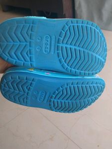Size Is J1 Of Crocs. No Damage to the Shoes . In A Good Condition