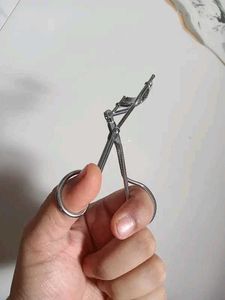Eyelash Curler - Beauty Essential