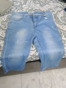 Light Wash Distressed Beach Capri