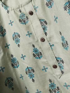 Beautiful sea green kurta. Breast size 38 , waist 32 to 34 and hips 36 to 38