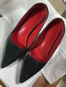Chic Black Pointed-Toe Heels