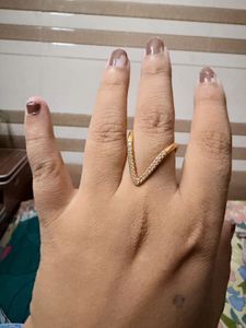 V-Shaped Ring with Sparkle