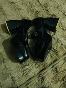 Modish Black Pupm Heels