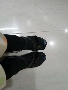 Chic Black Strappy Heels