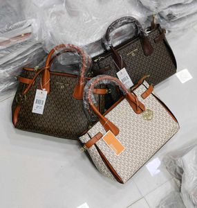MICHEAL KORS Signature Canvas Tote Bag*