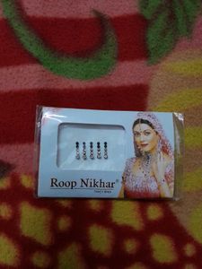 pack of 5 designer bindi with hair clip