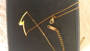 Elegant Pearl &amp; Gold Tone Necklace