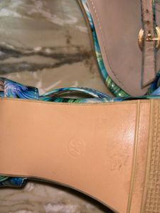 Stylish Blue &amp; Green Abstract Print Heels