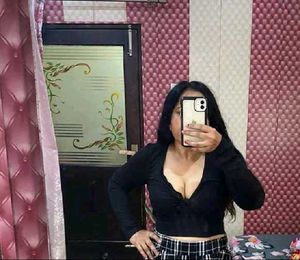 Chic Black Long Sleeve Twist Crop Top