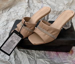 OUTRYT Embellished Heeled Sandals