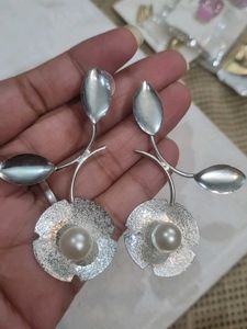 Elegant Pearl &amp; Leaf Design Earrings