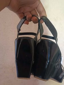 Stylish Black &amp; Silver Sandals heels 👠