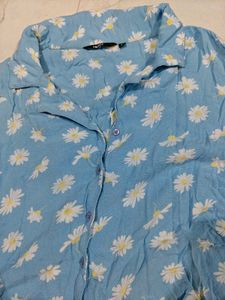 Westside Cute Blue Daisy Print Button-Up Top