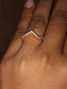 Sparkling V-Shape Ring