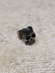 Edgy Skull Ring for a Bold Statement
