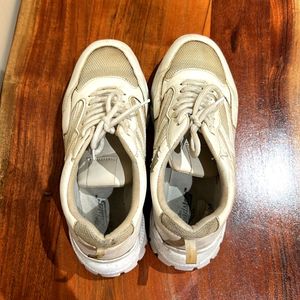 Roadster White Casual Sneakers 38 size